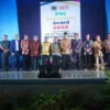 0et-020320-Para penerima penghargaab PWI Indramayu Award bersama panitia forkopimda dan para pebdukung acara
