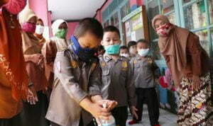 Sekolah Dibolehkan Beli Hand Sanitizer dari Dana BOS
