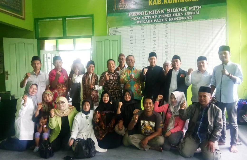 Belasan mantan Caleg PPP foto bersama Plt Ketua DPC PPPKuningan Arya Permana Graha dan jajaran, usai pertemuan di Sekretariat DPC PPPKuningan, Sabtu lalu.