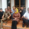 Ketua DPRD Jabar Brigjen TNI (Purn) Taufik Hidayat (kedua dari kanan), foto bersama jajaran Fraksi Gerindra DPRD Kuningan dan pemerintahan Cibuntu, saat berkunjung ke Desa Wisata Cibuntu, kemarin.