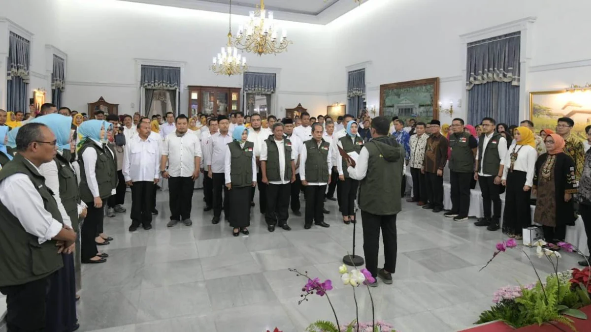 Pengukuhan tim relawan Jabar Bergerak dari 20 Kabupaten dan Kota se Jabar di Kota Bandung, kemarin.