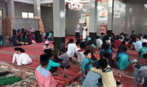 Puluhan anak yatim mendengarkan tausiyah dari pengurus DKM Baiturahim Desa Pajambon Kecamatan Kramatmulya, sebelum acara santunan, kemarin.