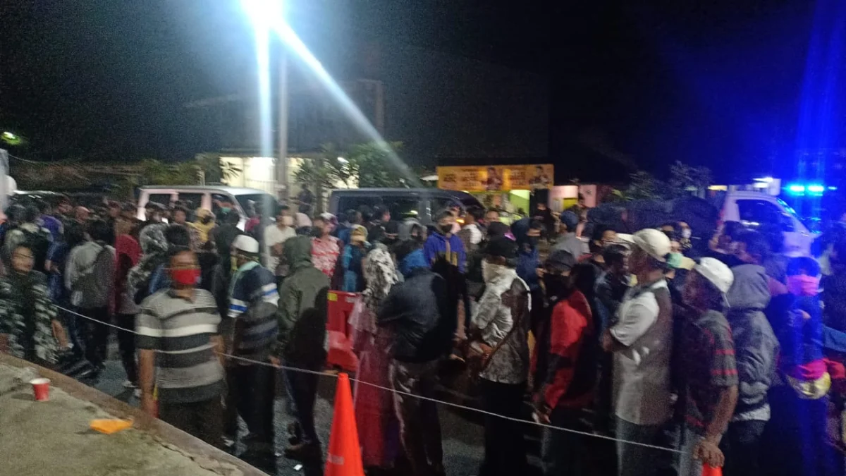 Ribuan warga dari perantauan tampak berjejar menunggu giliran untuk melewati pos penjagaan di Desa Sampora Kecamatan Beber Kabupaten Kuningan