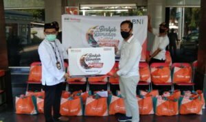 BNI KC Cirebon Salurkan 250 Paket Sembako