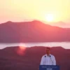 Bikin Ngiler Sunset Lovers, PM Yunani Umumkan Wisata Dibuka, Konfrensi Pers dengan Latar Matahari Terbenam di Santorini