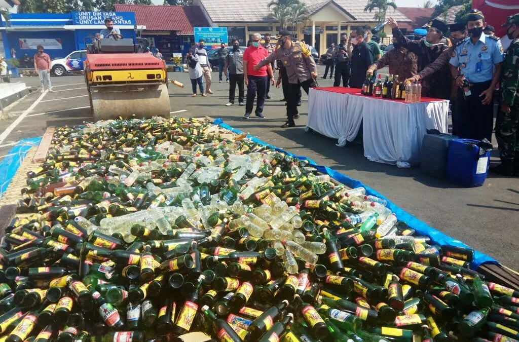 Polres Kuningan Musnahkan Ribuan Botol Miras