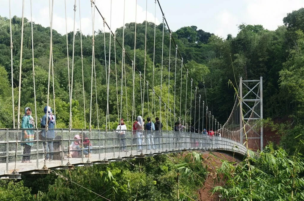 Lewat Jembatan Gantung Winduhaji Dibatasi Maksimal 15 Orang Durasi 10 Menit