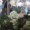 okri- pedagang di pasar jagasatru masih banyak tidak menggunakan masker (5)