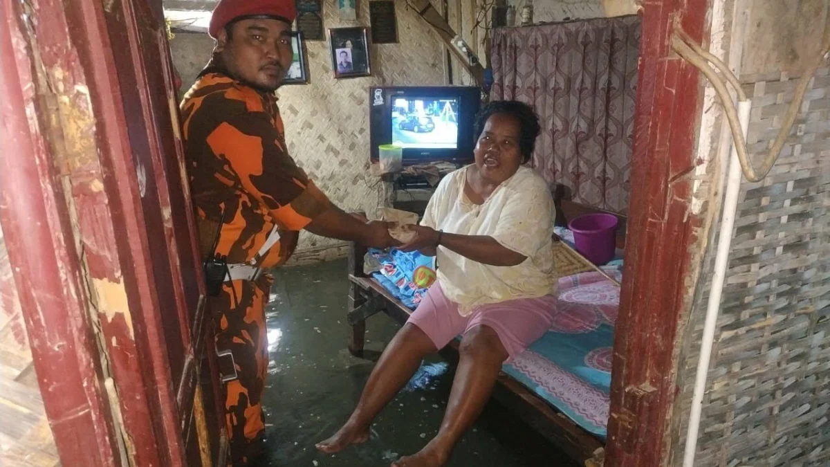 Pemuda Pancasila Bantu Korban Banjir Rob