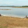 Kurang Air, Petani Sedot Waduk Cipancuh