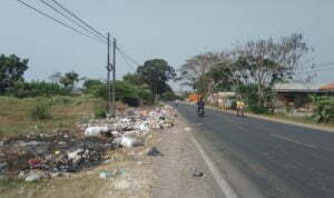 Sampah Berserakan di Jalur Cirebon-Bandung