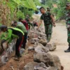 TNI-Warga Gotong Royong Bangun Drainase