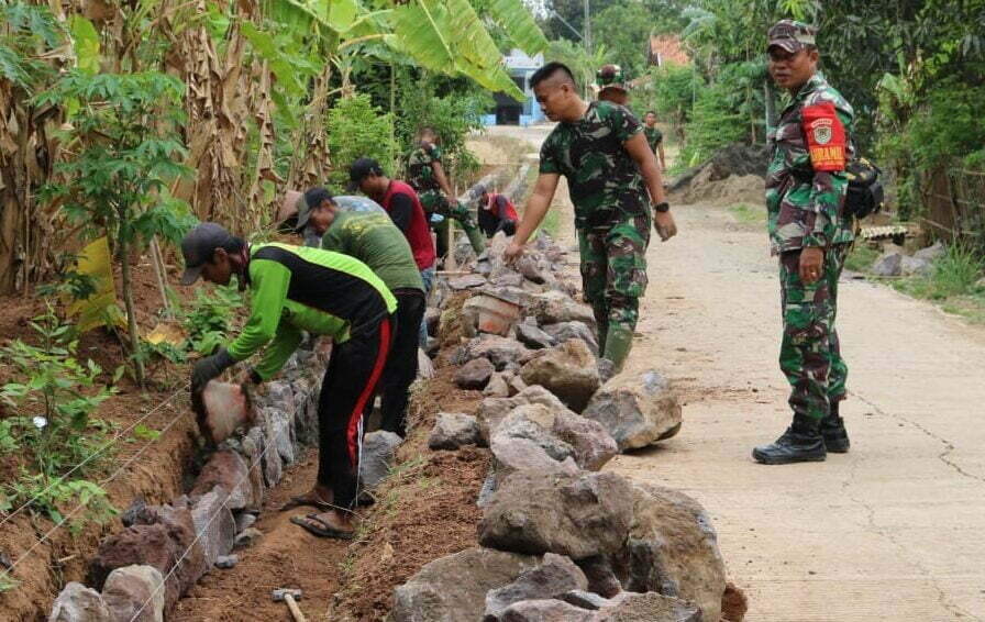 TNI-Warga Gotong Royong Bangun Drainase