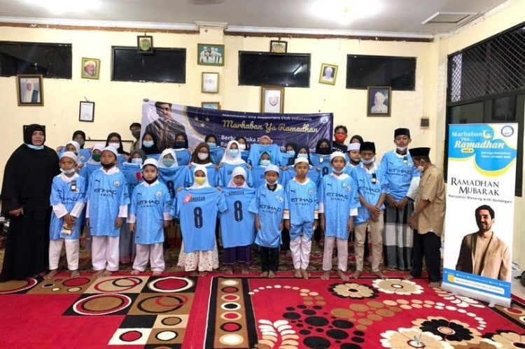Pemain Manchester City Bagi-bagi Takjil di Indonesia