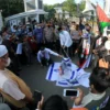 Aksi Bela Palestina Bakar Simbol Israel