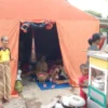 Satu Keluarga Tinggal di Tenda