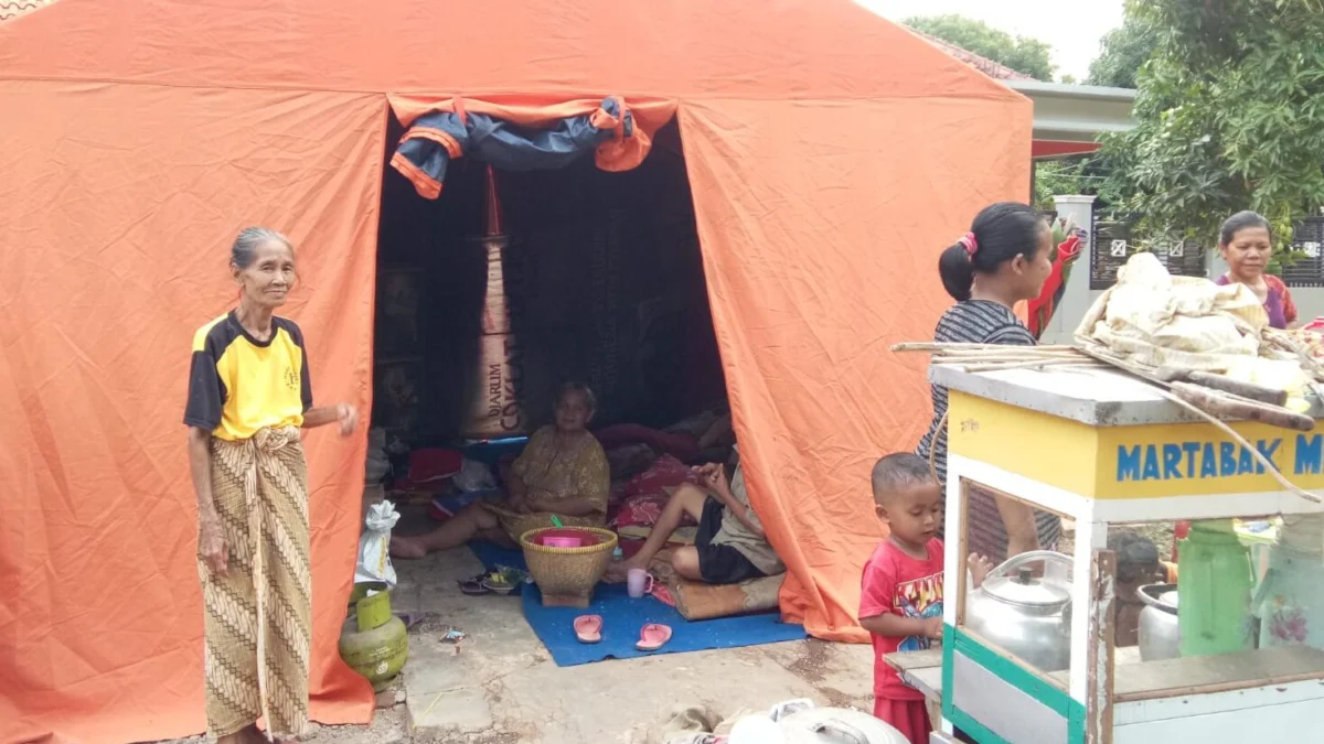 Satu Keluarga Tinggal di Tenda