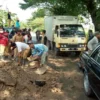 Kuwu se-Kecamatan Waled Melakukan Aksi Urug Jalan
