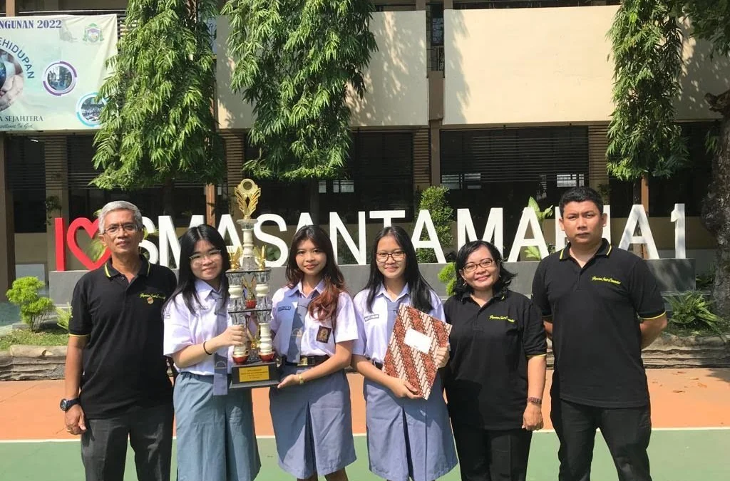 SMA Santa Maria 1 Cirebon Juara I Debate Competition
