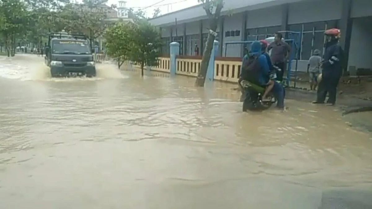 SMK Cibening Diterjang Banjir Bandang