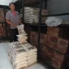 BUFFER STOCK. Dinas sosial Kota Cirebon memastikan ketersediaan barang di buffer stok masih aman hingga tahun ini. -FOTO: abdullah/radar cirebon