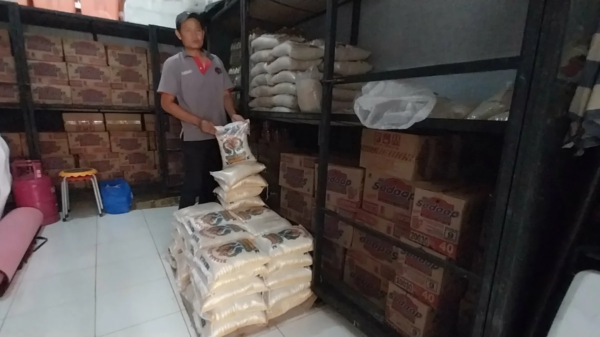 BUFFER STOCK. Dinas sosial Kota Cirebon memastikan ketersediaan barang di buffer stok masih aman hingga tahun ini. -FOTO: abdullah/radar cirebon