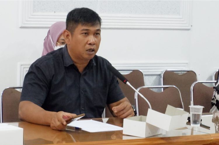 Ketua Badan Pemenangan Pemilu atau Bapilu DPC PDIP Kota Cirebon Cicip Awaludin menerangkan suasana setelah Nashrudin Azis ke PDIP. --FOTO: ANDI AZIS/RADAR CIREBON