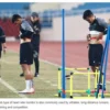 Para pemain timnas Indonesia memakai heart rate band atau pita detak jantung. Alat tersebut kemudian dibahas oleh media Vietnam jelang melakoni laga leg kedua semifinal Piala AFF 2022. --FOTO: Zingnews.vn