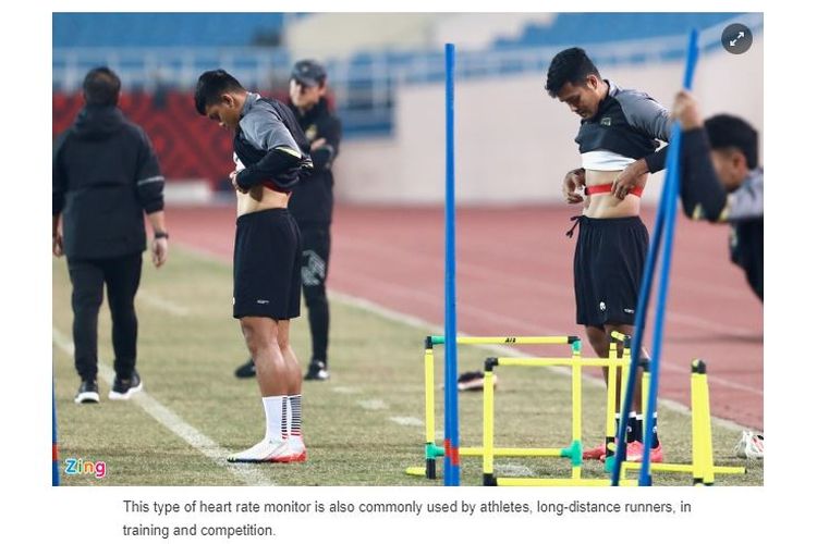 Para pemain timnas Indonesia memakai heart rate band atau pita detak jantung. Alat tersebut kemudian dibahas oleh media Vietnam jelang melakoni laga leg kedua semifinal Piala AFF 2022. --FOTO: Zingnews.vn
