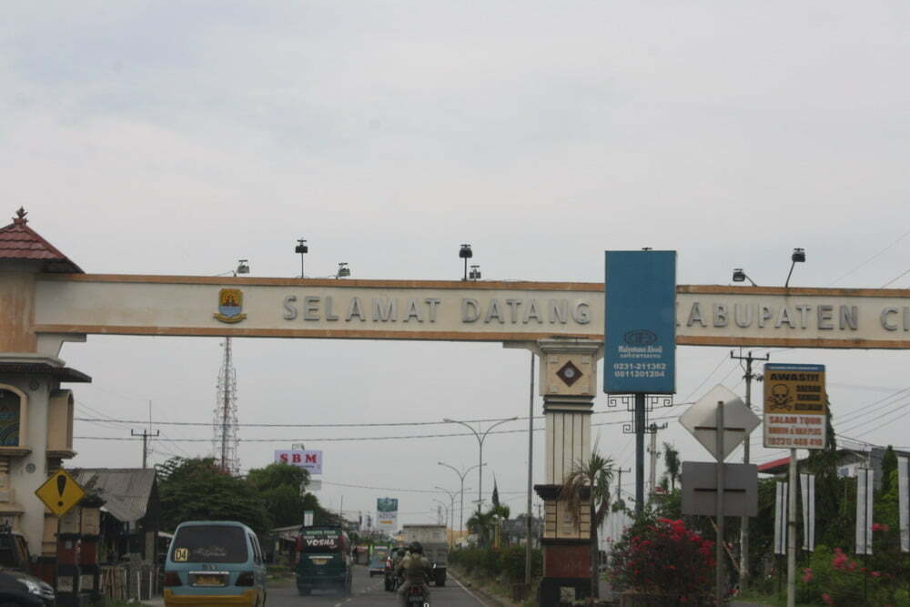 Perbatasan wilayah Kota dengan Kabupaten Cirebon.