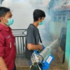 Pemdes Bongas Wetan Kecamatan Sumberjaya bersama masyarakat melakukan pengasapan atau fogging menyusul adanya dua warga terjangkit Demam Berdarah Dengue (DBD)