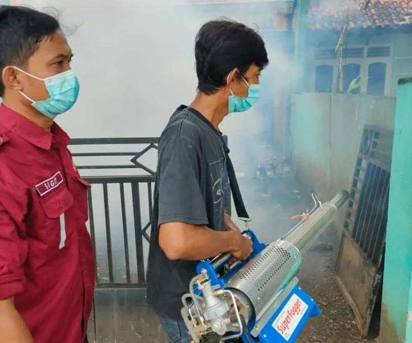 Pemdes Bongas Wetan Kecamatan Sumberjaya bersama masyarakat melakukan pengasapan atau fogging menyusul adanya dua warga terjangkit Demam Berdarah Dengue (DBD)