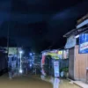 Warga Kampung Jombol Desa dan Kecamatan Dawuan Siaga 1 menyusul terjadinya banjir akibat hujan deras selama tiga jam lebih yang mengguyur wilayah tersebut