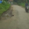Jalan penghubung antara Desa Ranji Wetan dan Sukaraja banyak ranjau darat berupa jalan berlubang