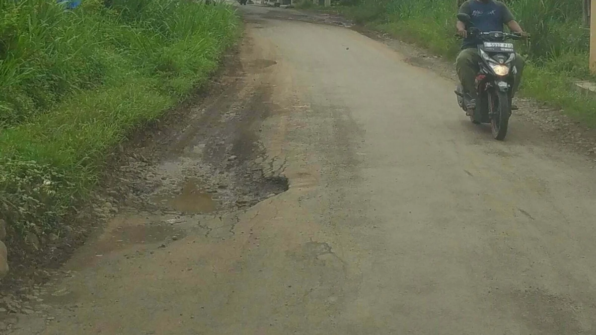 Jalan penghubung antara Desa Ranji Wetan dan Sukaraja banyak ranjau darat berupa jalan berlubang