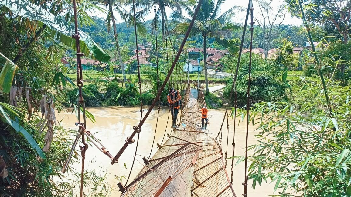 Jembatan gantung yang merupakan penghubung dua desa di Kecamatan Talaga hampir putus akibat diterjang banjir