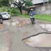 Jalan Rusak karena Banjir, dan Dilalui Kendaraan Berat