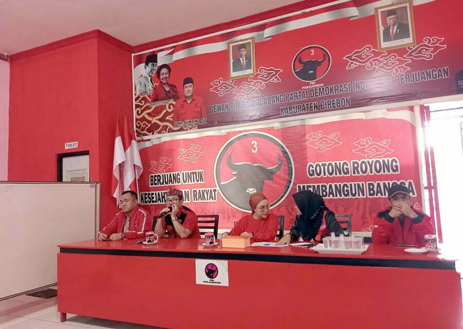 Ketua DPC PDIP Kabupaten Cirebon Drs H Imron MAg memimpin rapat konsolidasi partai