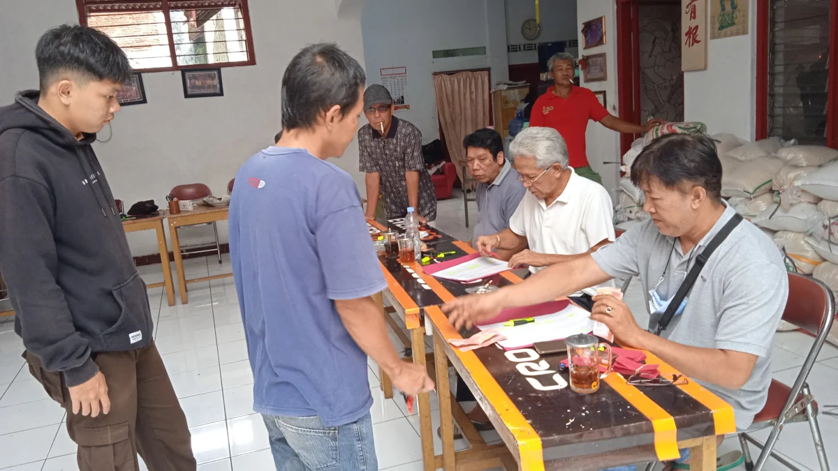 Imlek, Kelenteng di Kuningan Salurkan 450 Paket Beras untuk Warga Kurang Mampu