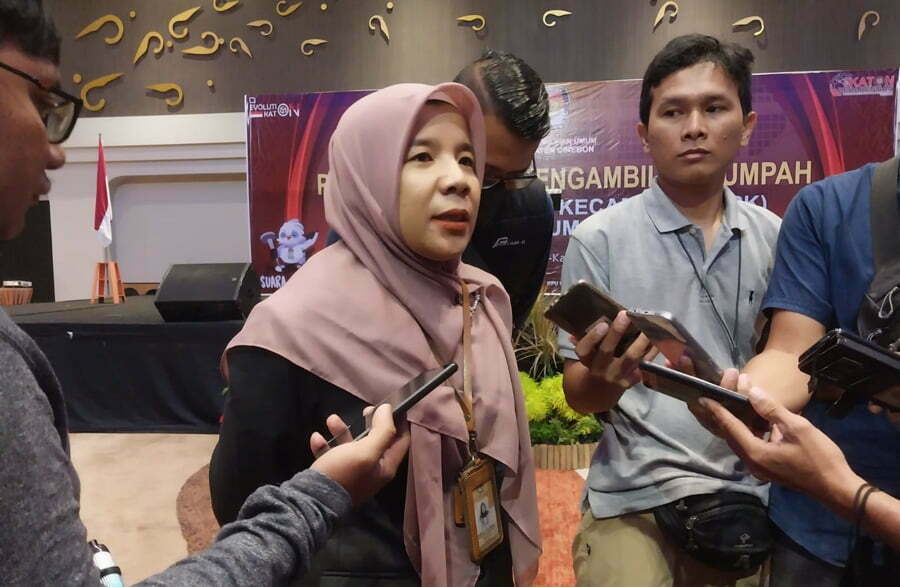 Komisioner Divisi SDM dan Parmas KPU Kabupaten Cirebon Husnul Khotimah memberi keterangan kepada awak media terkait tahapan seleksi PPS, kemarin.
