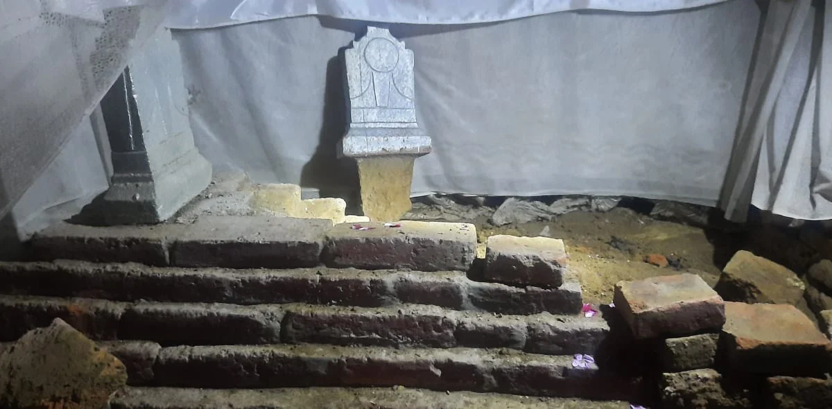 Makam keramat Situs Dalem Lumaju Desa Maja Selatan, Kecamatan Maja, Kabupaten Majalengka pada Senin, 16 Januari 2023 dirusak oleh orang tidak dikenal