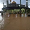 Air hampir masuk ke lokasi masjid yang sempat dijadikan kegiatan MTQ Kabupaten Majalengka