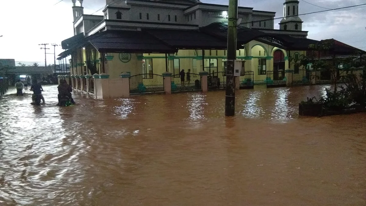 Air hampir masuk ke lokasi masjid yang sempat dijadikan kegiatan MTQ Kabupaten Majalengka