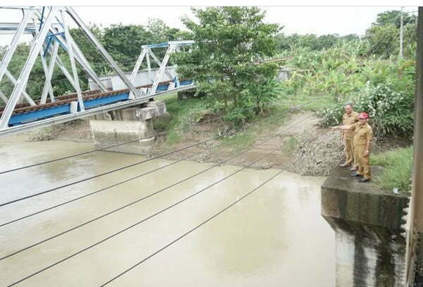 Mitigasi Bencana Banjir Satgas Rutin Pantau Debit Air Sungai Cipunegara