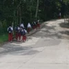 Jalan penghubung Desa Sukamenak denghan Desa Haurgeulis di Kecamatan Bantarujeg ambles membuat anak sekolah harus berjalan kaki