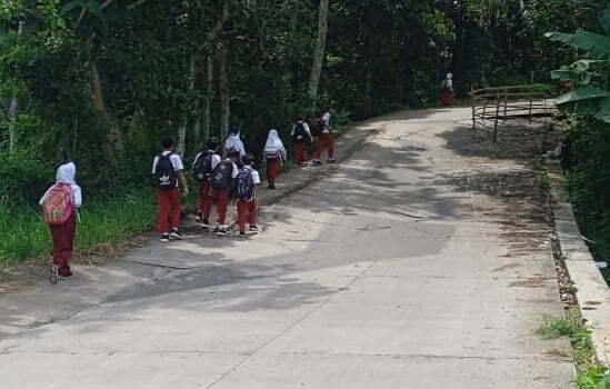 Jalan penghubung Desa Sukamenak denghan Desa Haurgeulis di Kecamatan Bantarujeg ambles membuat anak sekolah harus berjalan kaki