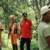 Pemdes Bangodua bersama anggota BPBD Kabupaten Indramayu meninjau lokasi tanggul Sungai Cimanuk yang ambles Blok Pulo Cangak Desa Bangodua