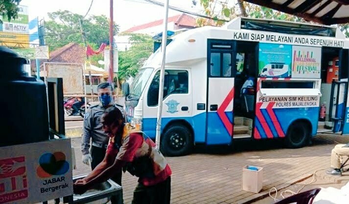 Samsat Majalengka melaksanakan program Samsat Rujak Limpung (Memburu Pajak Kendaraan Keliling Kampung)