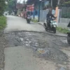 BERBAHAYA:  Sejumlah jalan di Kecamatan Kasokandel, di antaranya di jalan penghubung Desa Tarikolot Leuwikidang kondisinya cukup parah