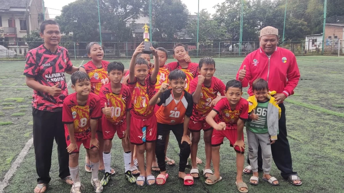 Dua tim Sekolah Sepak Bola (SSB) Brawijaya Klinik PCM Desa Karangsambung meraih juara